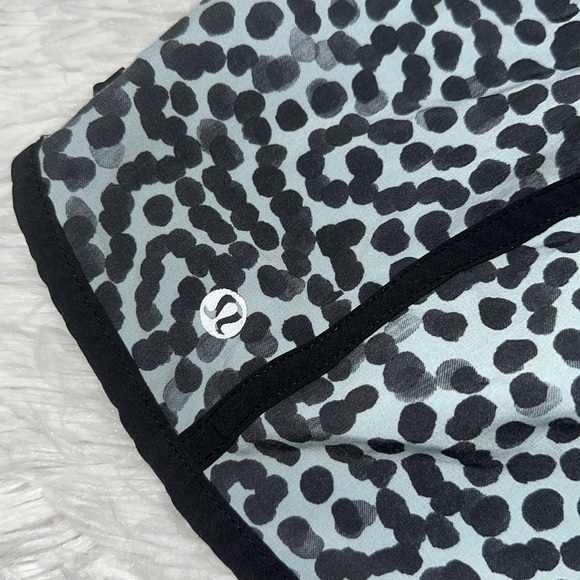 Lululemon Tracker Short III *4-way Stretch Ace Spot Tranquil Blue Black / Black - Picture 6 of 6